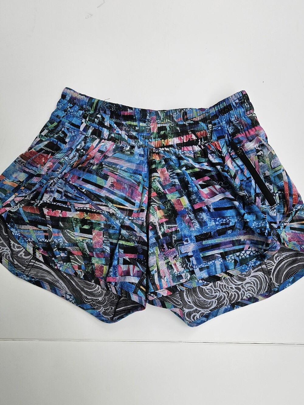 Lululemon SeaWheeze Run Times Women's Shorts Size 6 Multi-Color Geometric Wave